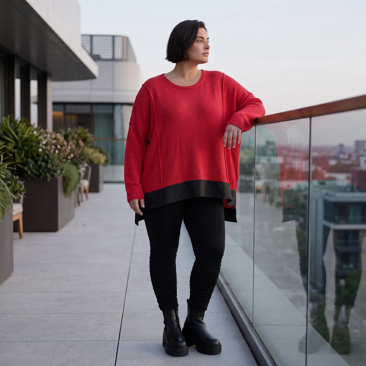 Warmer Strickpullover aus Strick und Memorytaft mit Vokuhilasaum und Seitenschlitzen