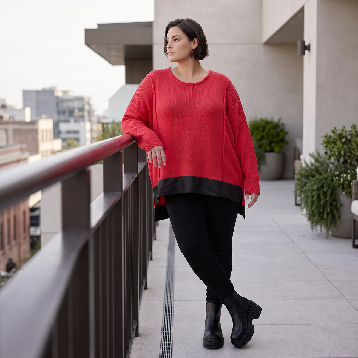 Warmer Strickpullover aus Strick und Memorytaft mit Vokuhilasaum und Seitenschlitzen