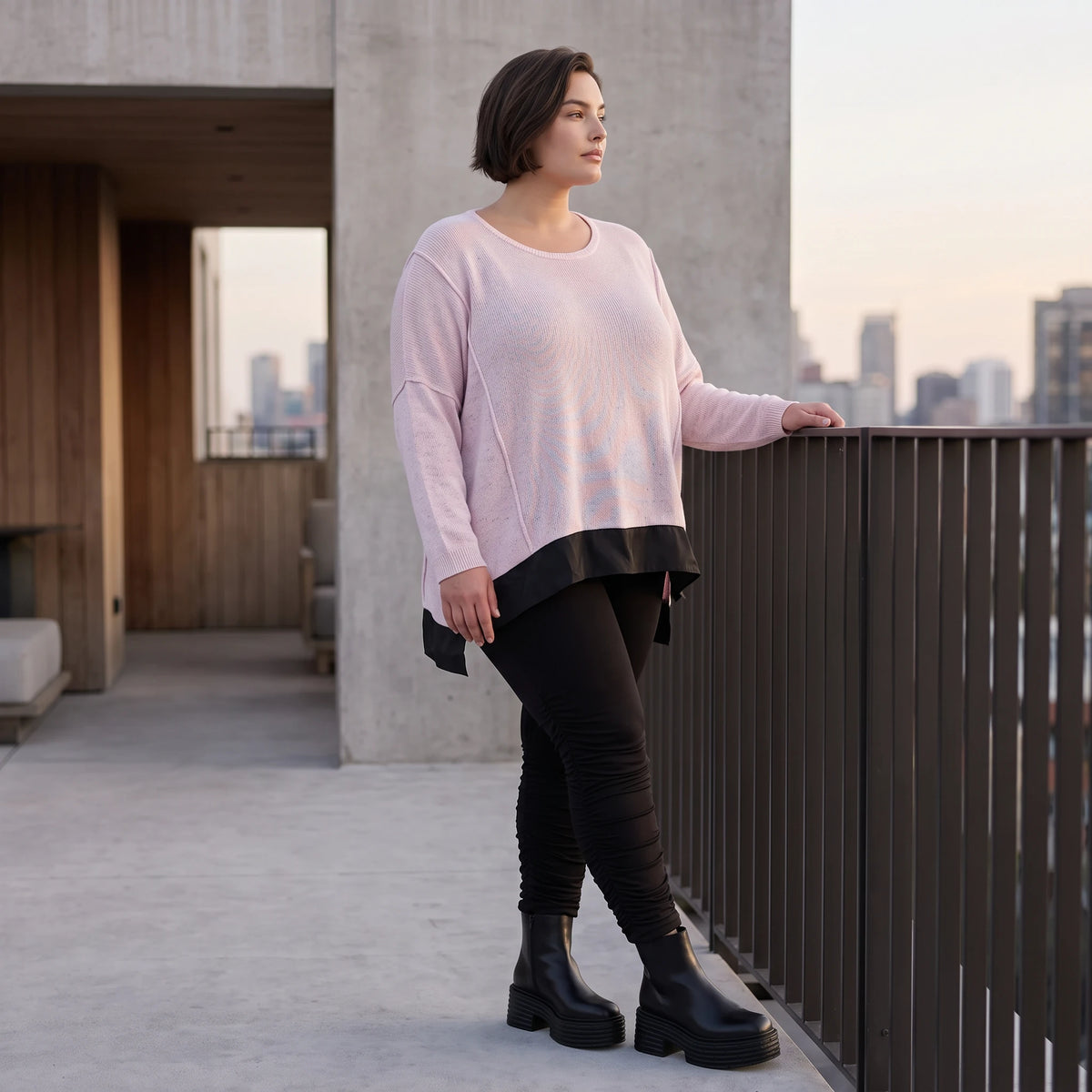 Altrosa Strickshirt mit Memorytaft Faltennaht seitlichen Schlitzen und langem Rückteil