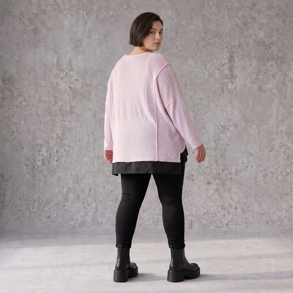 Altrosa Strickshirt mit Memorytaft Faltennaht seitlichen Schlitzen und langem Rückteil