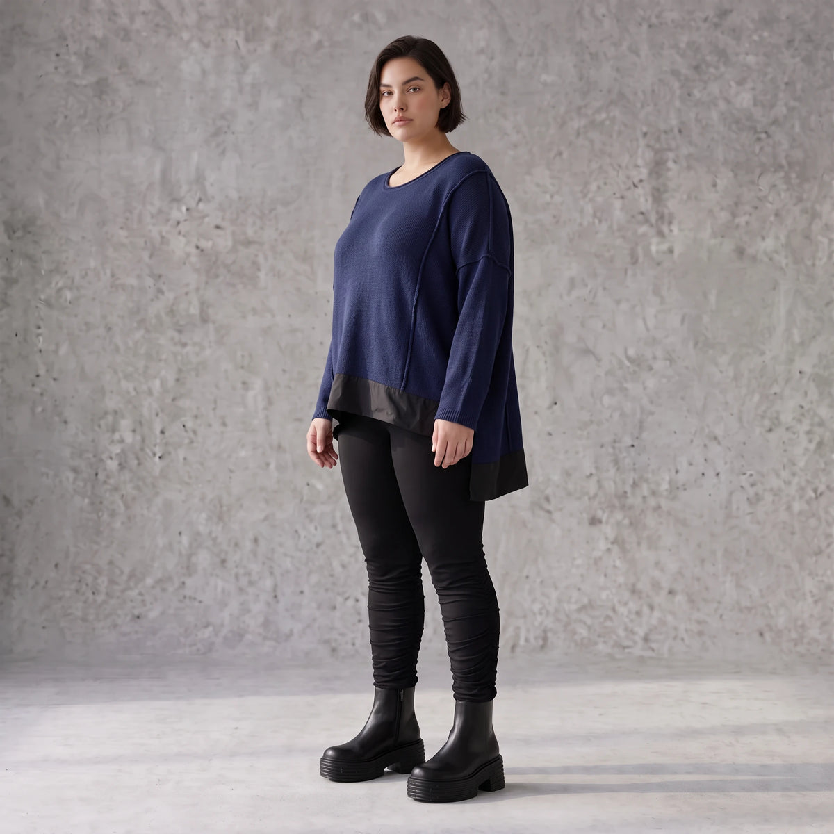 Wintershirt in Navy aus Strick mit Stretch Memorytaft Seitenschlitzen und Zipfelsaum
