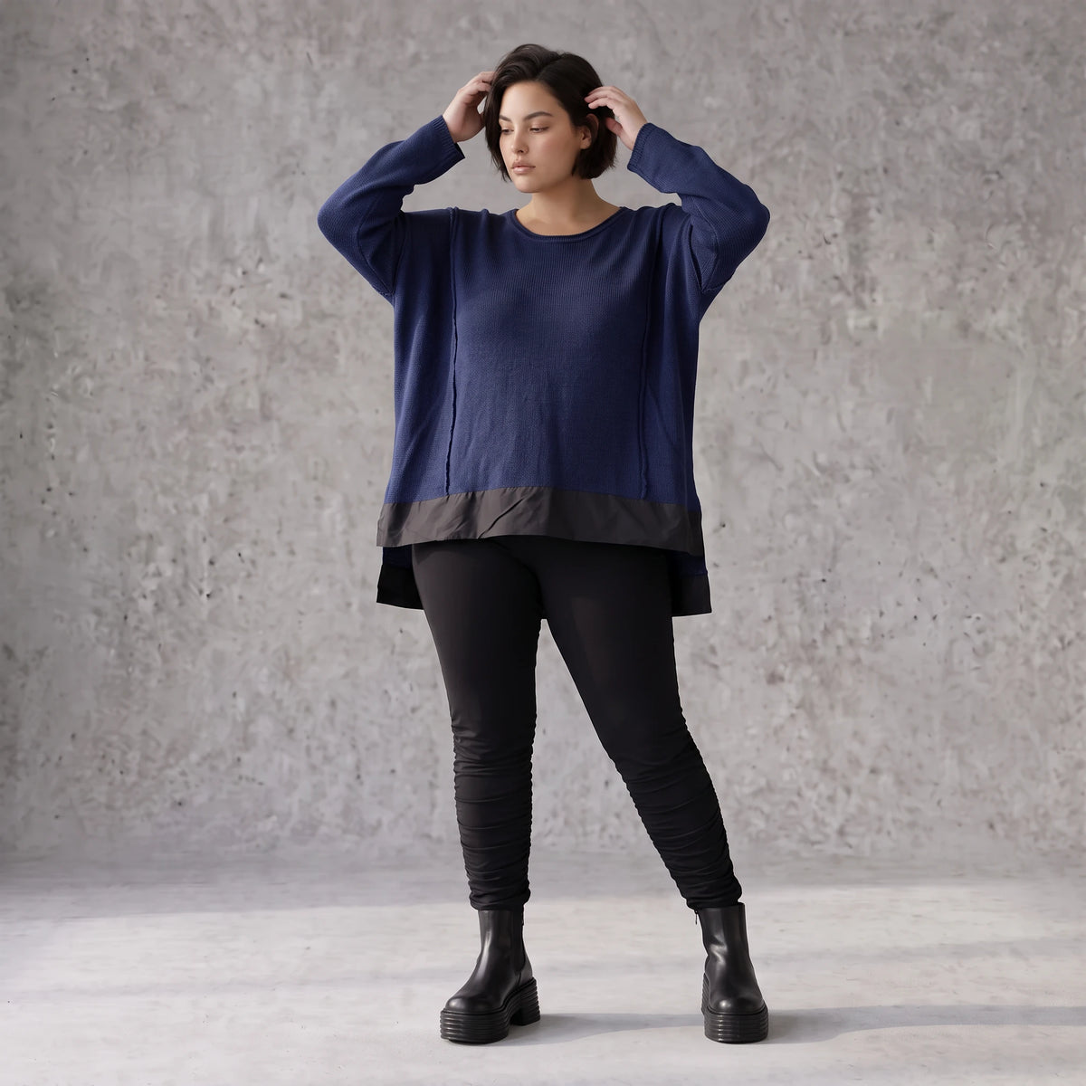 Wintershirt in Navy aus Strick mit Stretch Memorytaft Seitenschlitzen und Zipfelsaum