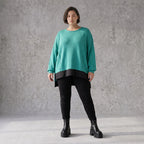 Strickpullover aus stretchiger Baumwolle mit Rundhalsausschnitt und hinten längerem Saum