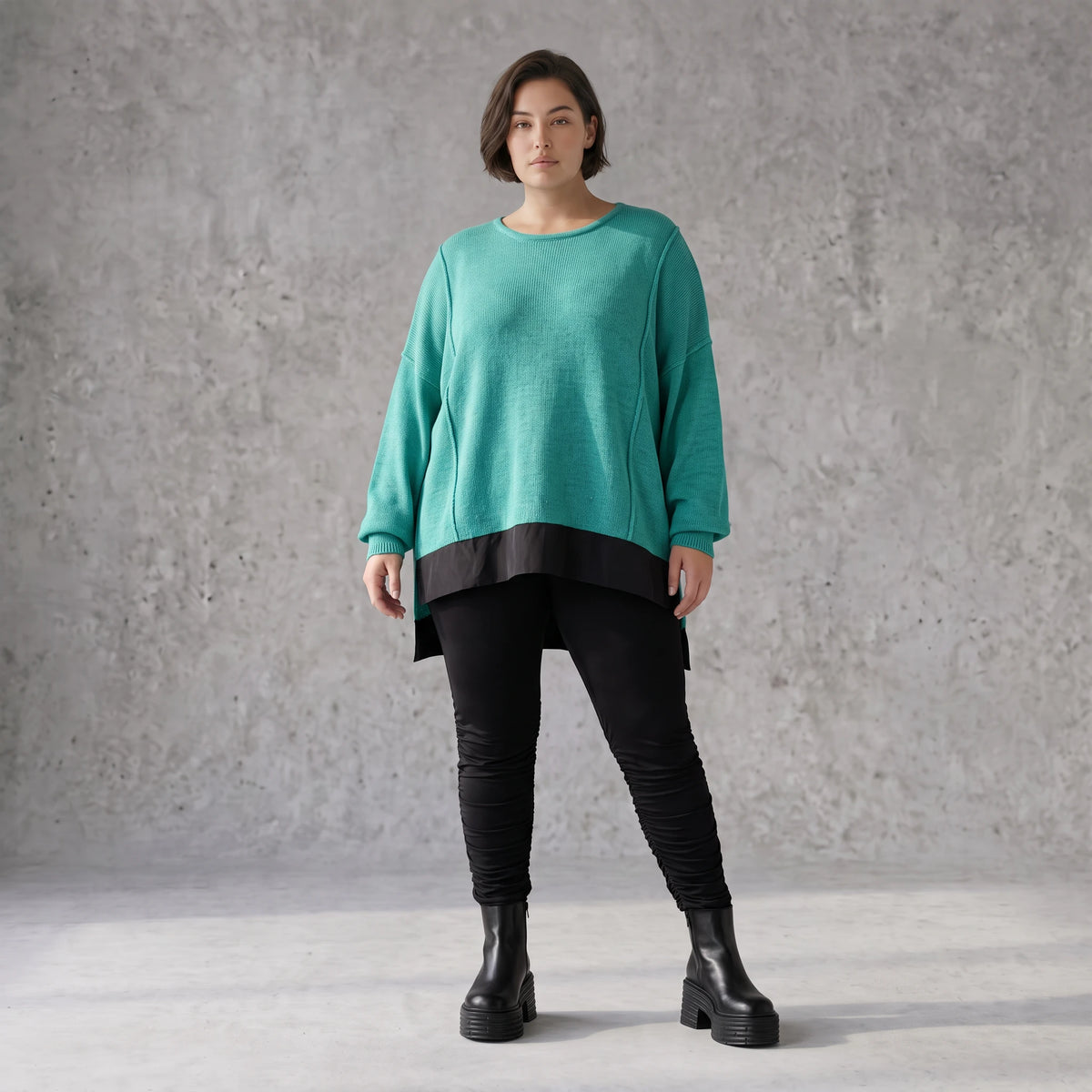 Strickpullover aus stretchiger Baumwolle mit Rundhalsausschnitt und hinten längerem Saum