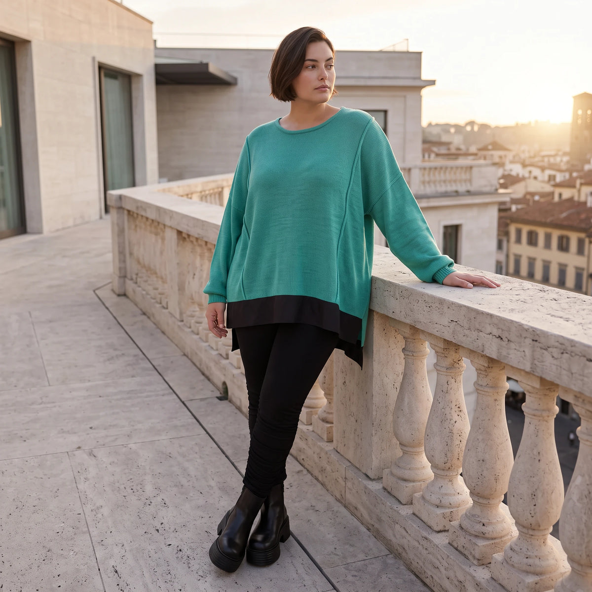 Strickpullover aus stretchiger Baumwolle mit Rundhalsausschnitt und hinten längerem Saum