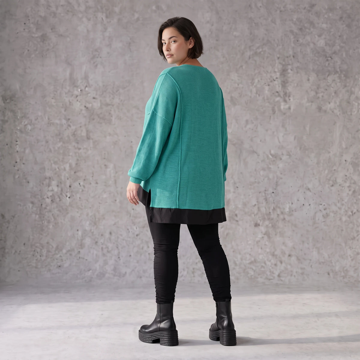 Strickpullover aus stretchiger Baumwolle mit Rundhalsausschnitt und hinten längerem Saum