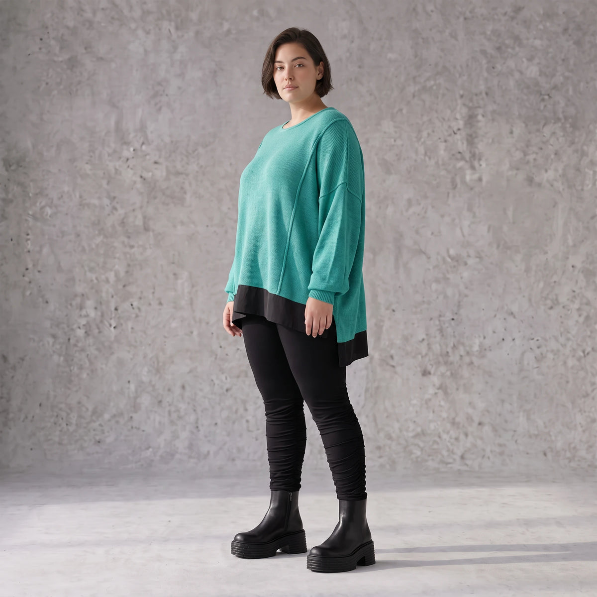 Strickpullover aus stretchiger Baumwolle mit Rundhalsausschnitt und hinten längerem Saum