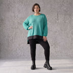 Strickpullover aus stretchiger Baumwolle mit Rundhalsausschnitt und hinten längerem Saum