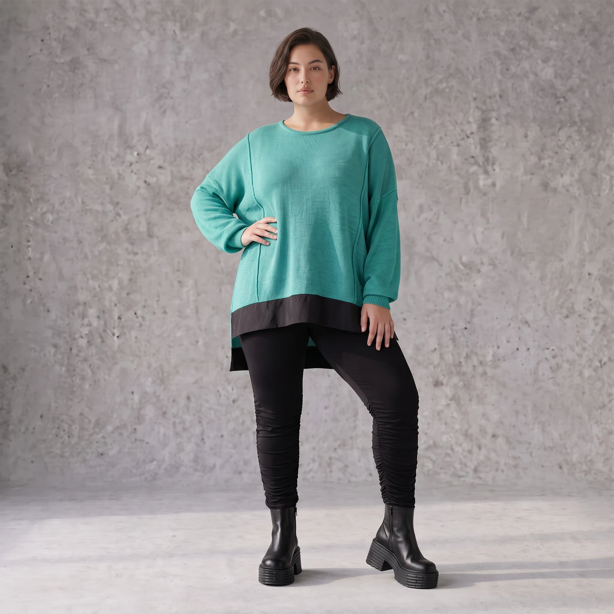 Strickpullover aus stretchiger Baumwolle mit Rundhalsausschnitt und hinten längerem Saum
