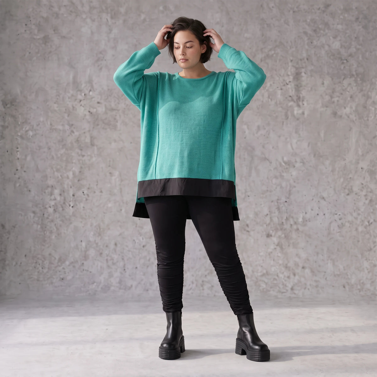 Strickpullover aus stretchiger Baumwolle mit Rundhalsausschnitt und hinten längerem Saum