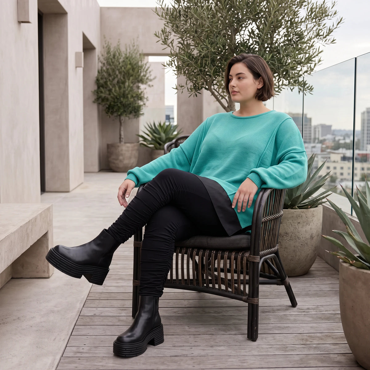 Strickpullover aus stretchiger Baumwolle mit Rundhalsausschnitt und hinten längerem Saum