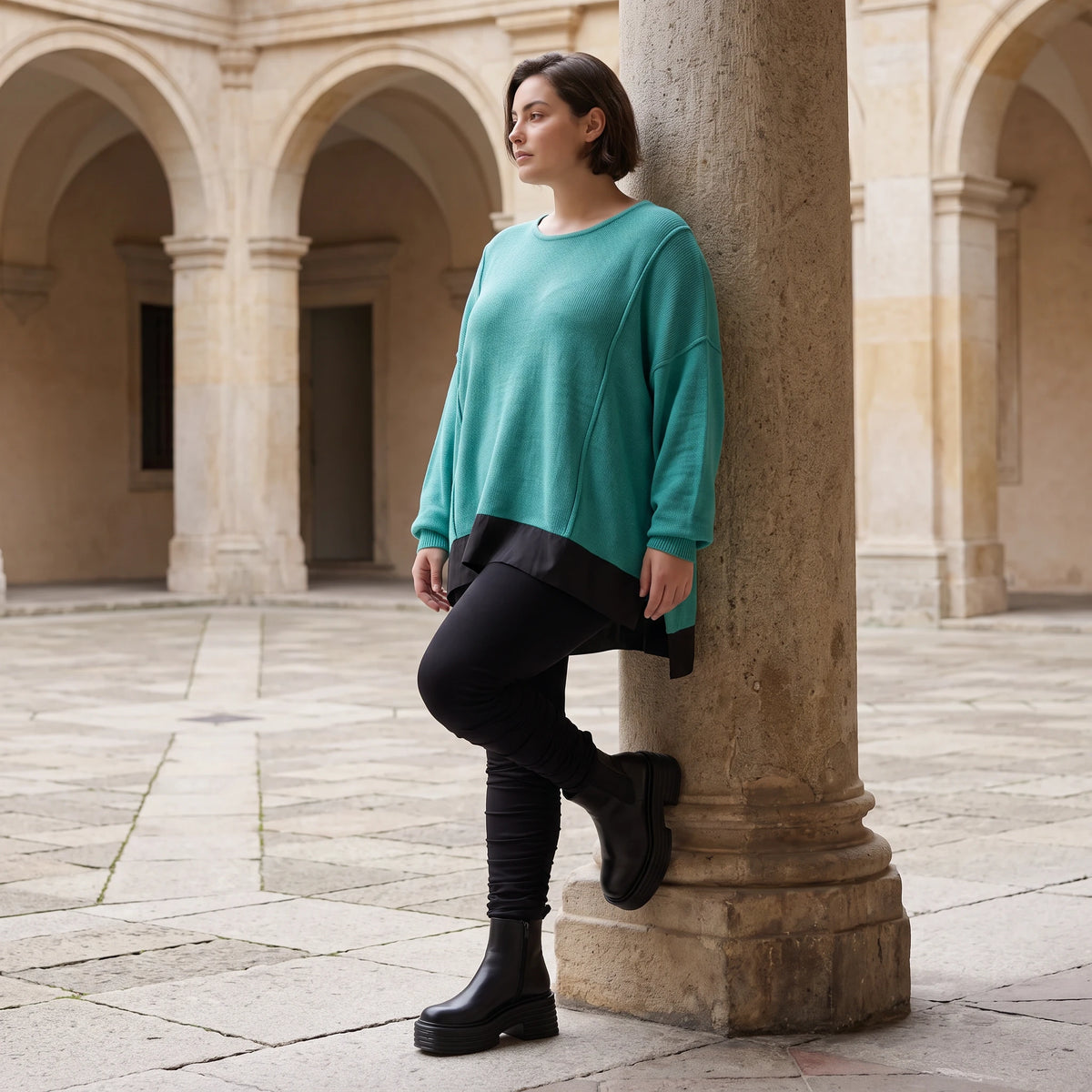 Strickpullover aus stretchiger Baumwolle mit Rundhalsausschnitt und hinten längerem Saum
