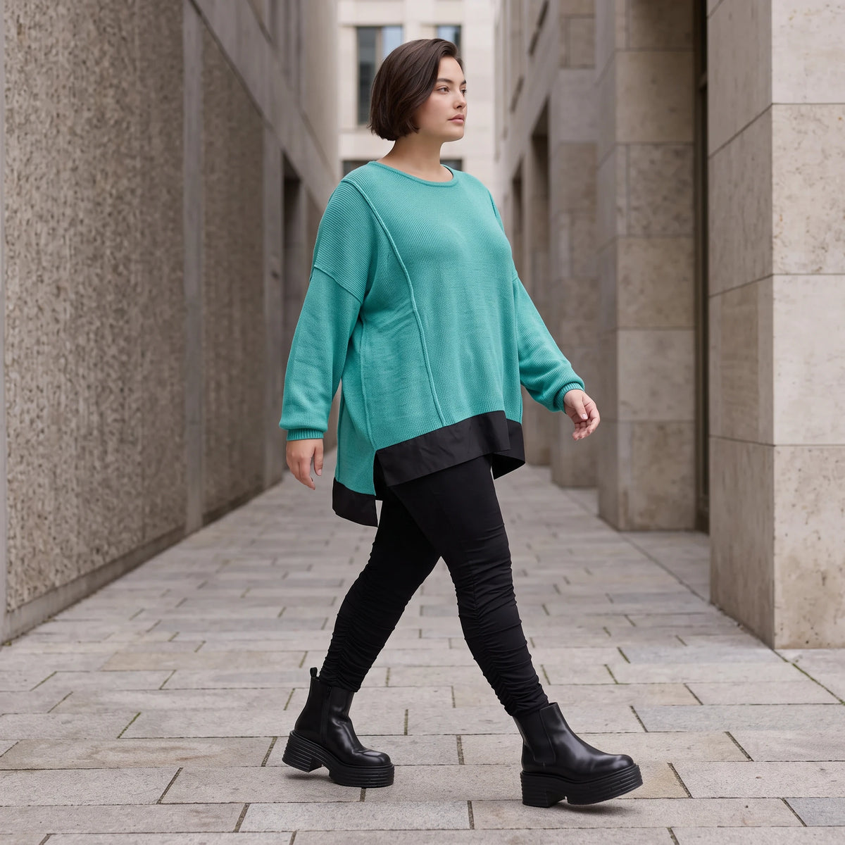Strickpullover aus stretchiger Baumwolle mit Rundhalsausschnitt und hinten längerem Saum