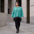 Strickpullover aus stretchiger Baumwolle mit Rundhalsausschnitt und hinten längerem Saum