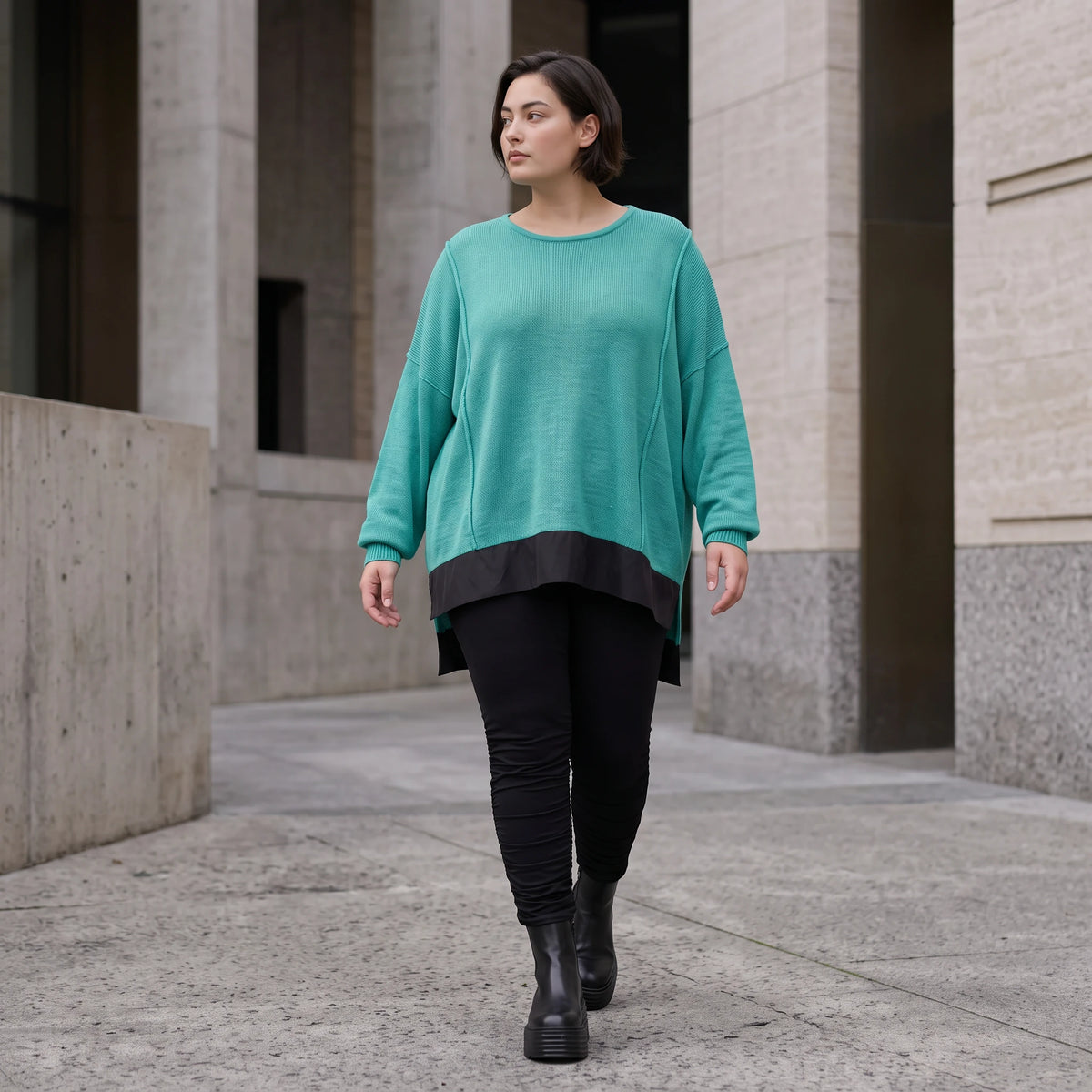 Strickpullover aus stretchiger Baumwolle mit Rundhalsausschnitt und hinten längerem Saum