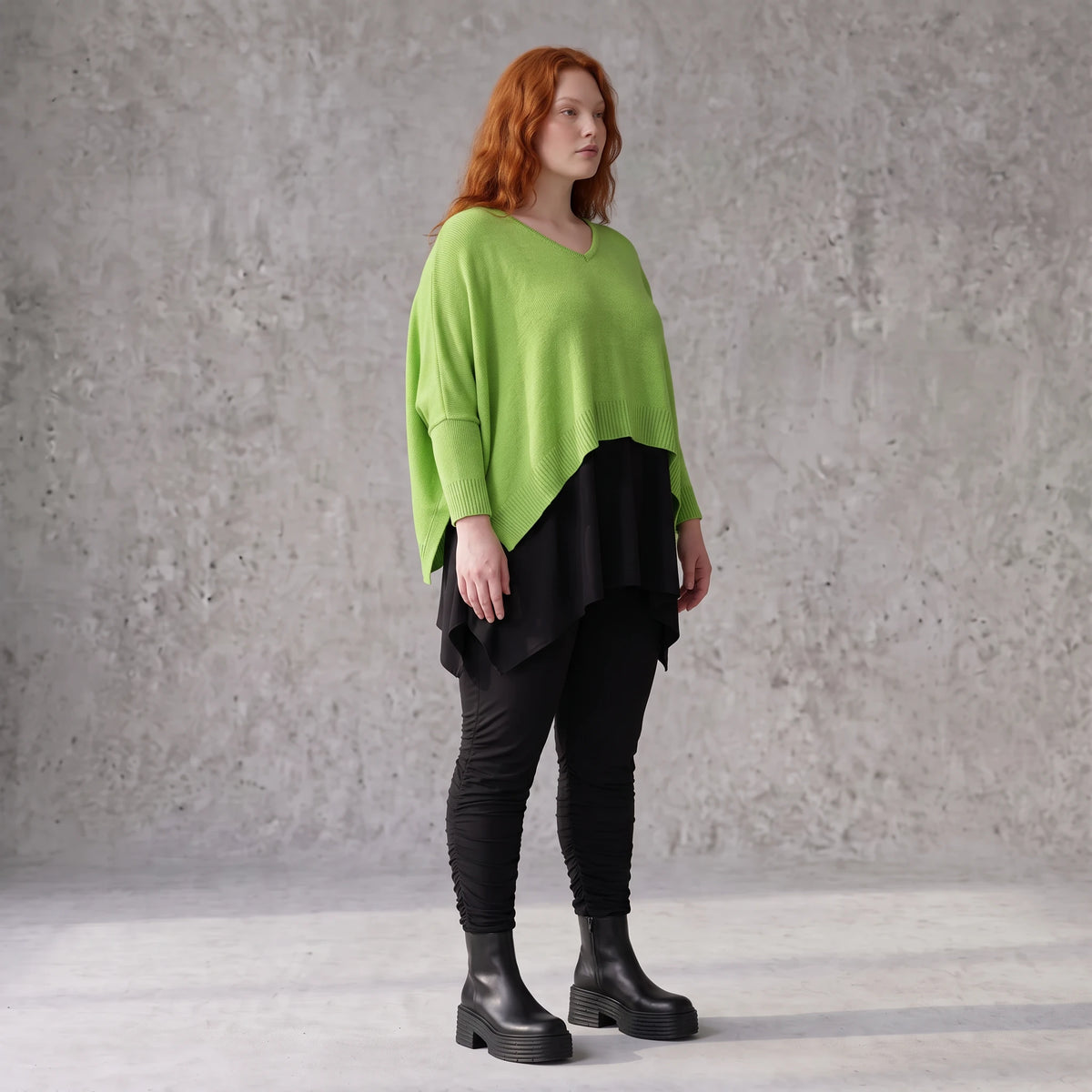 Stricküberwurf aus Baumwolle mit Stretch in kastiger Form mit V-Ausschnitt und Schlitzen