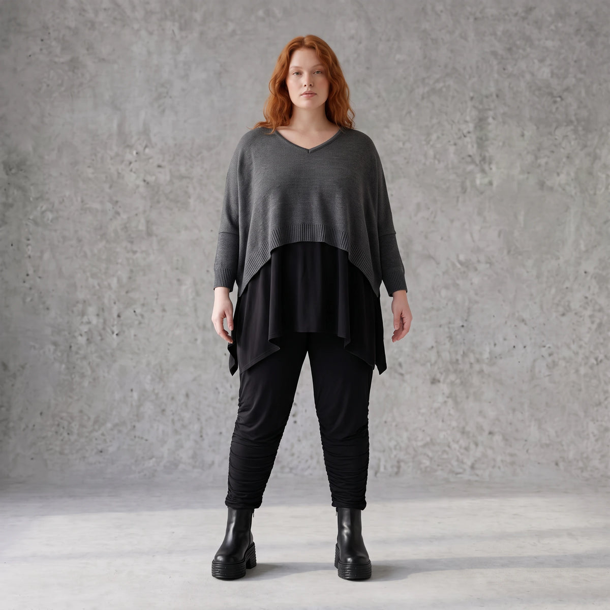 Baumwollstrickpullover mit V-Ausschnitt in kastiger Form und seitlichen Saumschlitzen