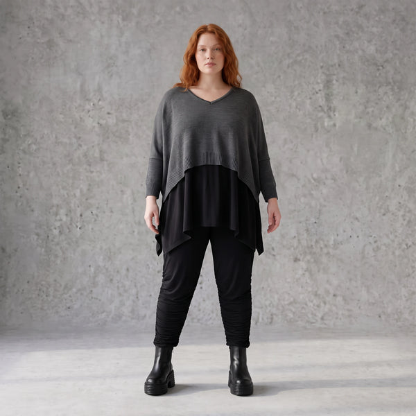 Baumwollstrickpullover mit V-Ausschnitt in kastiger Form und seitlichen Saumschlitzen