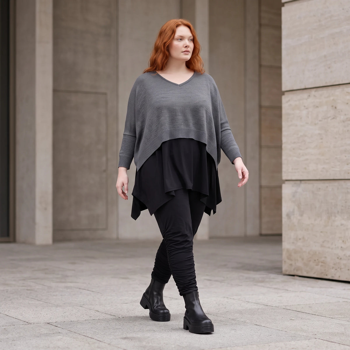 Baumwollstrickpullover mit V-Ausschnitt in kastiger Form und seitlichen Saumschlitzen