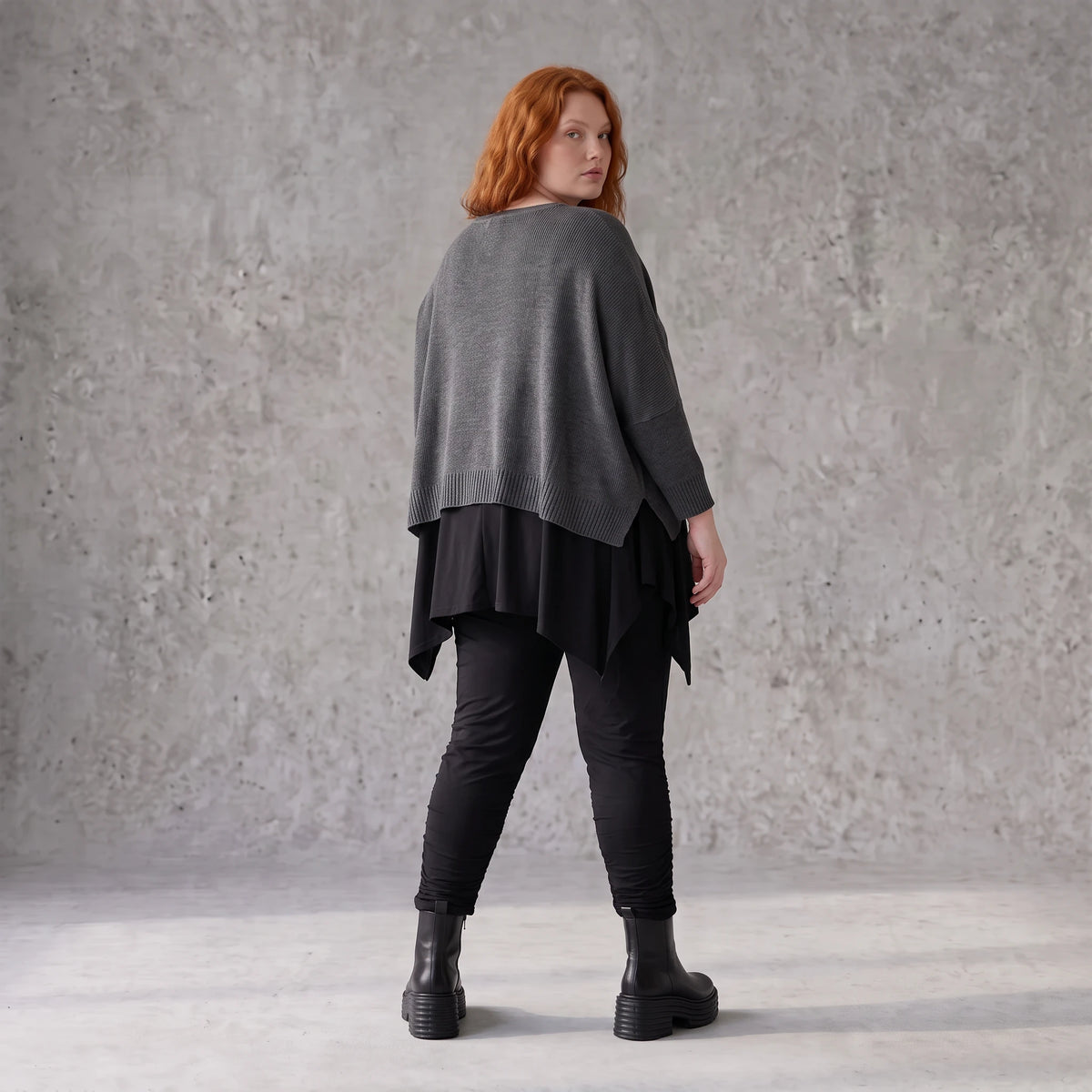 Baumwollstrickpullover mit V-Ausschnitt in kastiger Form und seitlichen Saumschlitzen