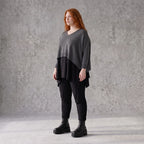 Baumwollstrickpullover mit V-Ausschnitt in kastiger Form und seitlichen Saumschlitzen