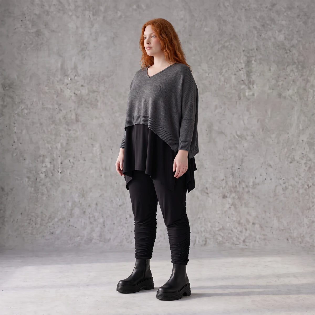 Baumwollstrickpullover mit V-Ausschnitt in kastiger Form und seitlichen Saumschlitzen