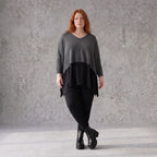 Baumwollstrickpullover mit V-Ausschnitt in kastiger Form und seitlichen Saumschlitzen