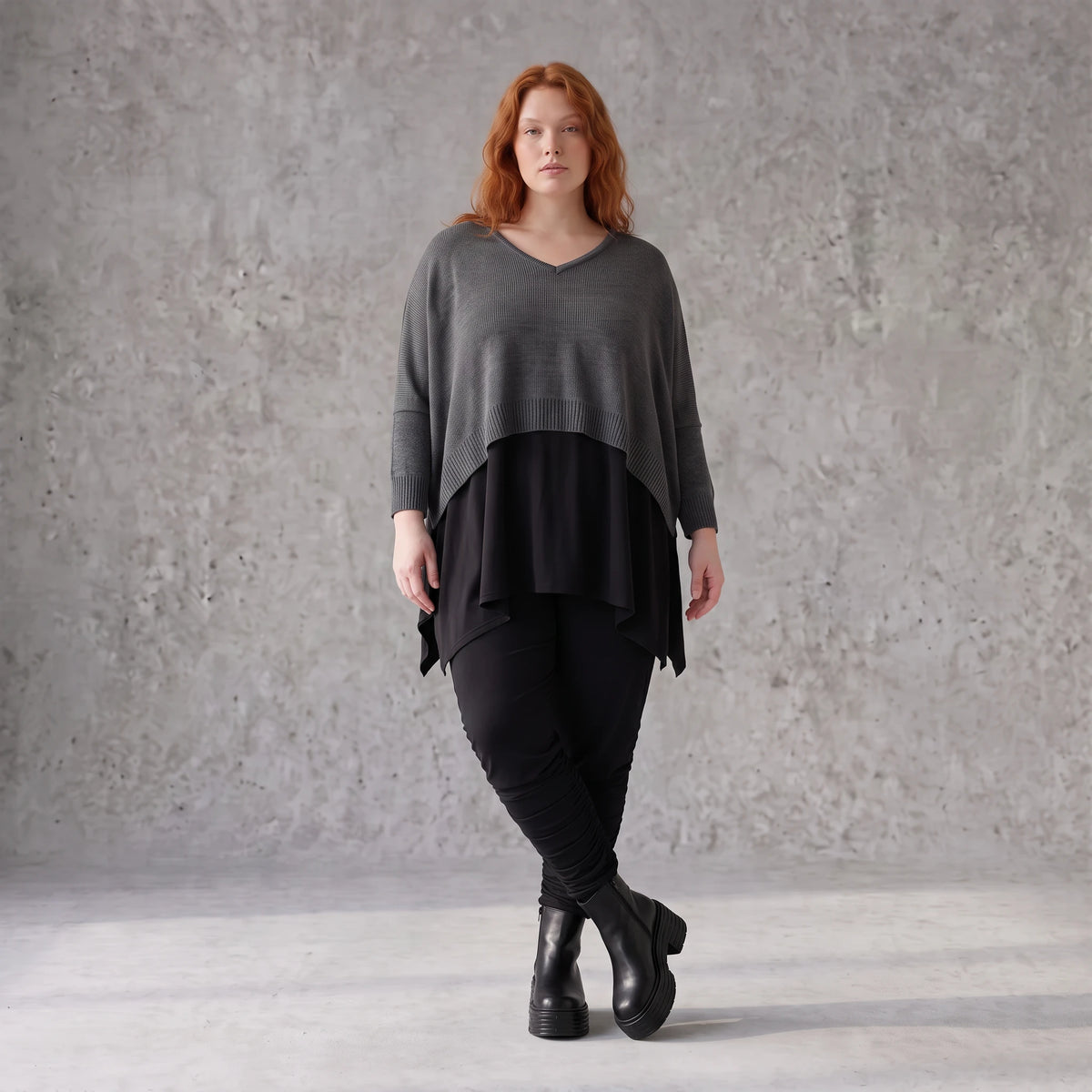 Baumwollstrickpullover mit V-Ausschnitt in kastiger Form und seitlichen Saumschlitzen