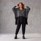 Baumwollstrickpullover mit V-Ausschnitt in kastiger Form und seitlichen Saumschlitzen
