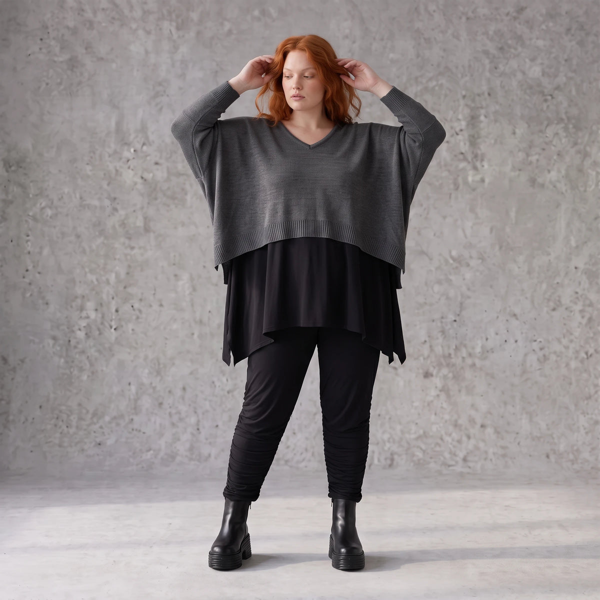 Baumwollstrickpullover mit V-Ausschnitt in kastiger Form und seitlichen Saumschlitzen