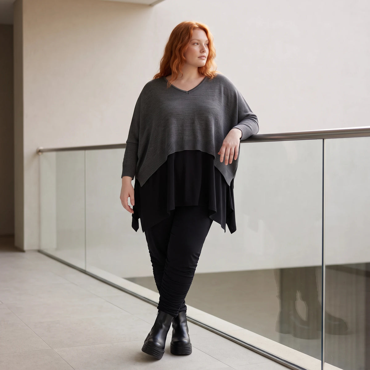 Baumwollstrickpullover mit V-Ausschnitt in kastiger Form und seitlichen Saumschlitzen