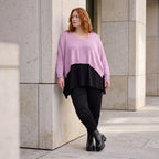 Stricküberwurf aus Baumwolle mit V-Ausschnitt kastigem Schnitt und seitlichen Schlitzen