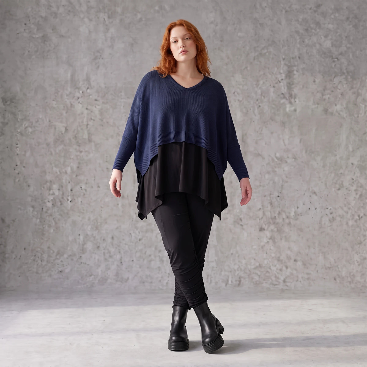 Navy Strickpullover aus Baumwolle mit V-Ausschnitt in kastiger Passform weich und locker