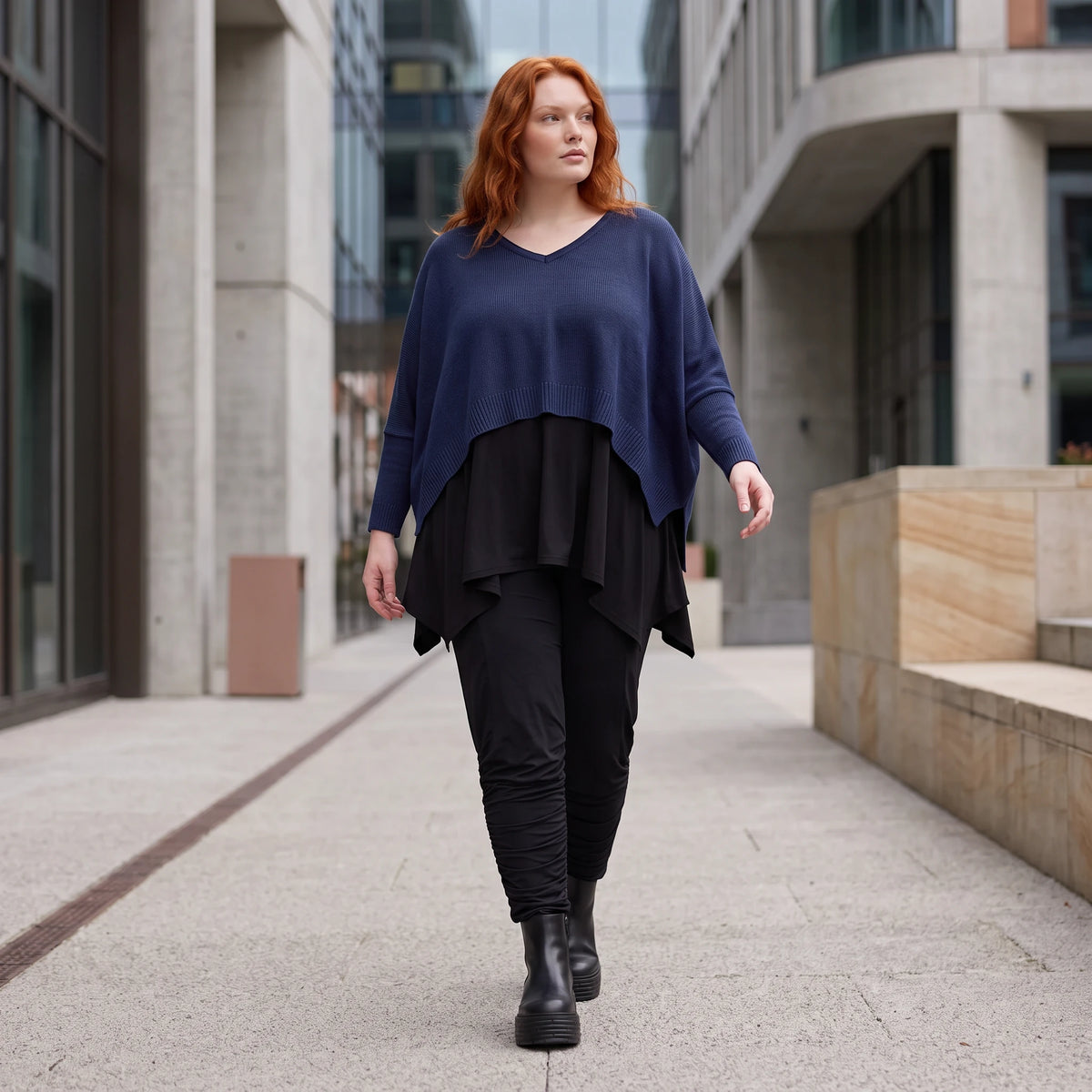 Navy Strickpullover aus Baumwolle mit V-Ausschnitt in kastiger Passform weich und locker