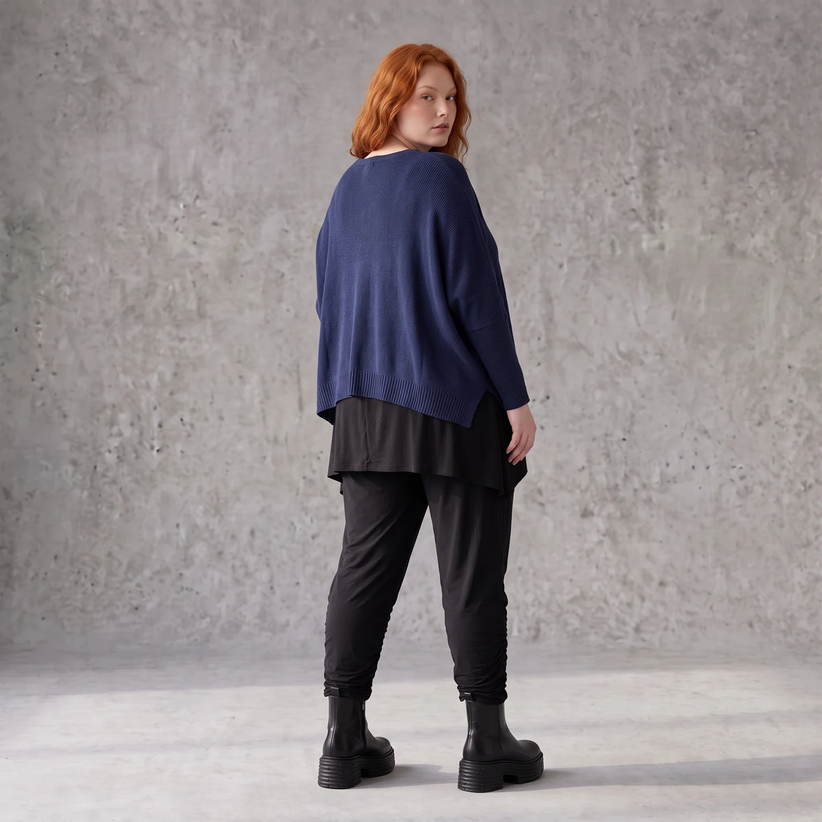 Navy Strickpullover aus Baumwolle mit V-Ausschnitt in kastiger Passform weich und locker