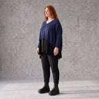 Navy Strickpullover aus Baumwolle mit V-Ausschnitt in kastiger Passform weich und locker