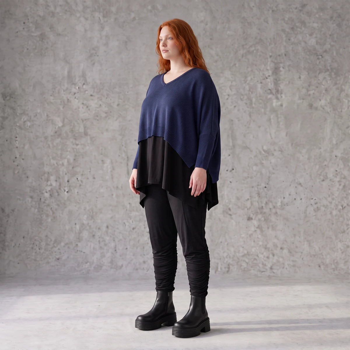 Navy Strickpullover aus Baumwolle mit V-Ausschnitt in kastiger Passform weich und locker