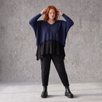 Navy Strickpullover aus Baumwolle mit V-Ausschnitt in kastiger Passform weich und locker