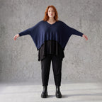 Navy Strickpullover aus Baumwolle mit V-Ausschnitt in kastiger Passform weich und locker