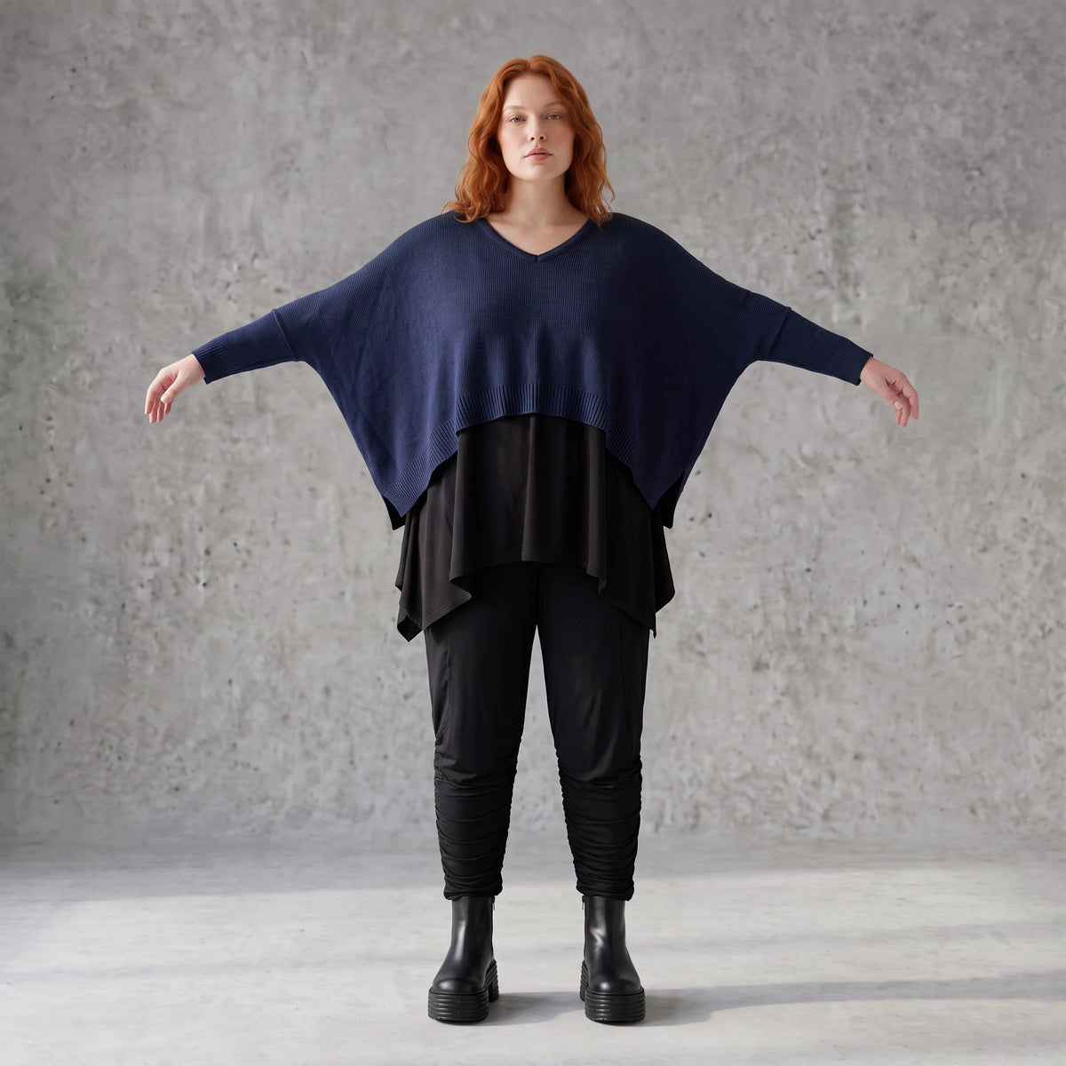 Navy Strickpullover aus Baumwolle mit V-Ausschnitt in kastiger Passform weich und locker
