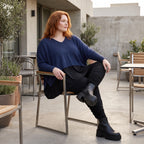 Navy Strickpullover aus Baumwolle mit V-Ausschnitt in kastiger Passform weich und locker