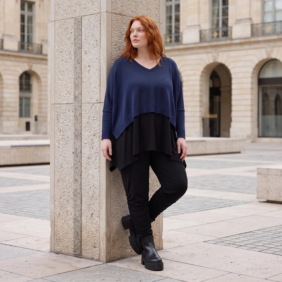 Navy Strickpullover aus Baumwolle mit V-Ausschnitt in kastiger Passform weich und locker