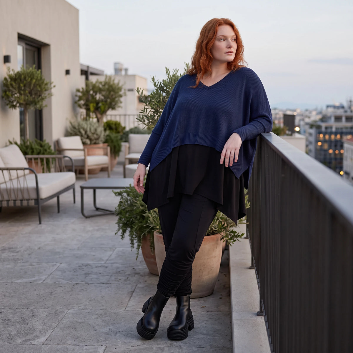 Navy Strickpullover aus Baumwolle mit V-Ausschnitt in kastiger Passform weich und locker