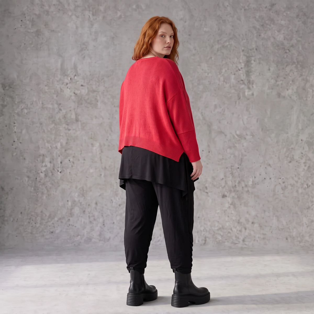 Strickpullover aus Baumwolle mit V-Ausschnitt kastiger Passform und seitlichen Schlitzen