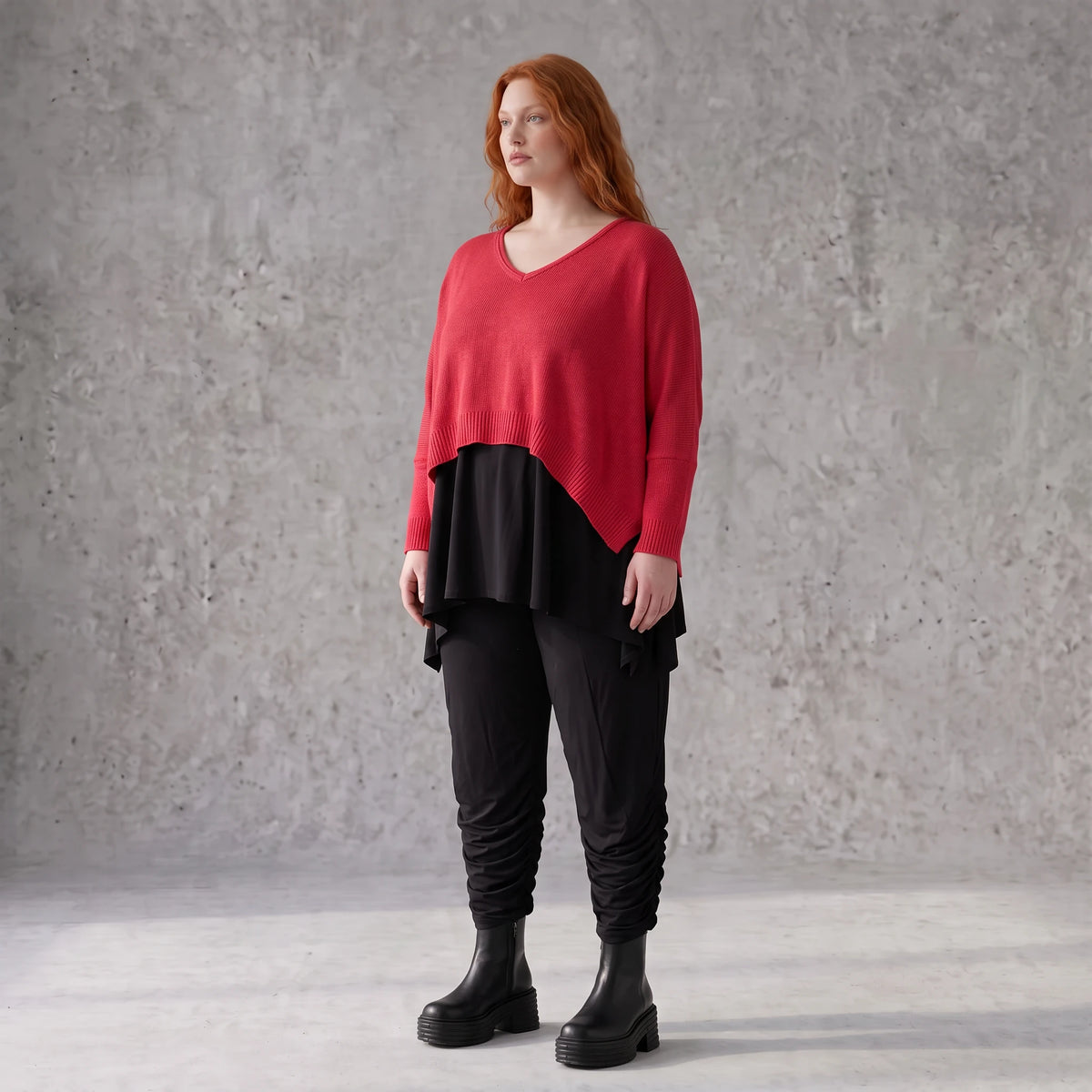 Strickpullover aus Baumwolle mit V-Ausschnitt kastiger Passform und seitlichen Schlitzen