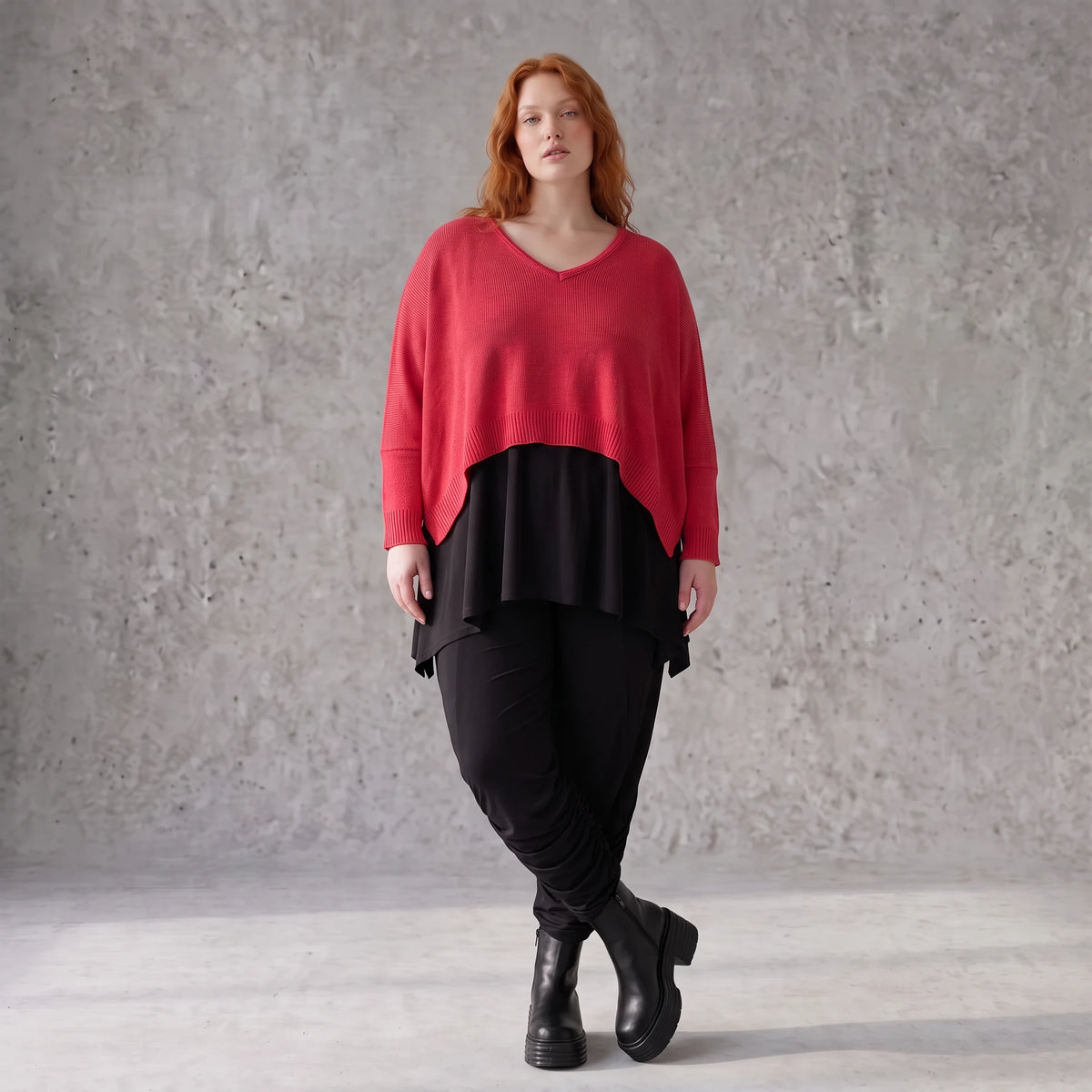 Strickpullover aus Baumwolle mit V-Ausschnitt kastiger Passform und seitlichen Schlitzen