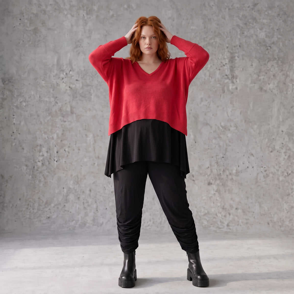 Strickpullover aus Baumwolle mit V-Ausschnitt kastiger Passform und seitlichen Schlitzen