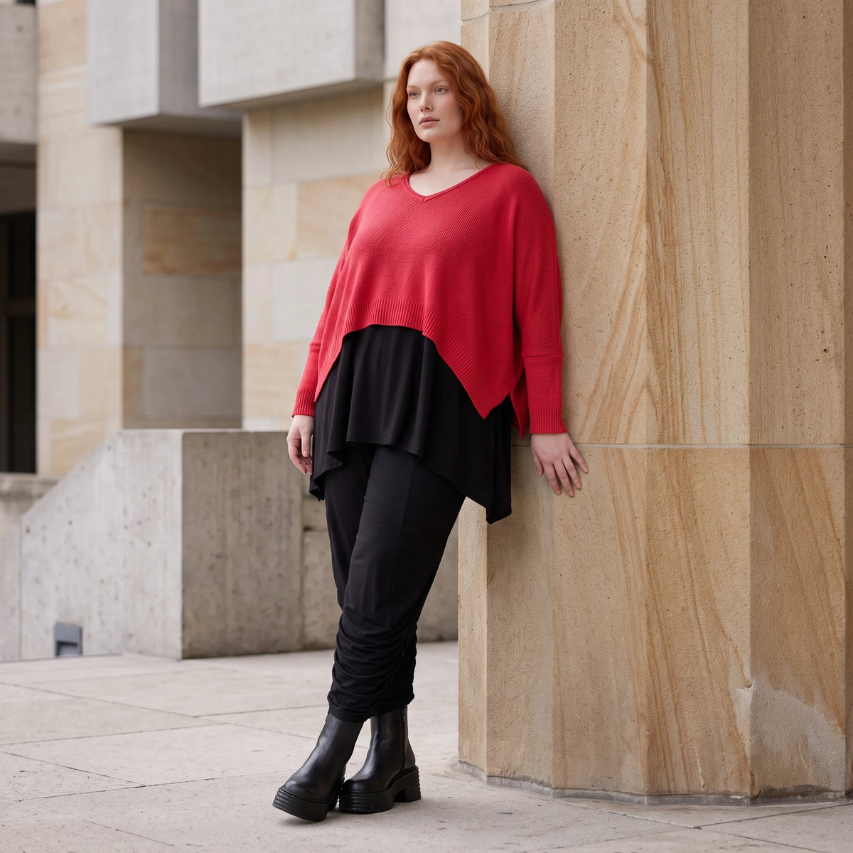 Strickpullover aus Baumwolle mit V-Ausschnitt kastiger Passform und seitlichen Schlitzen
