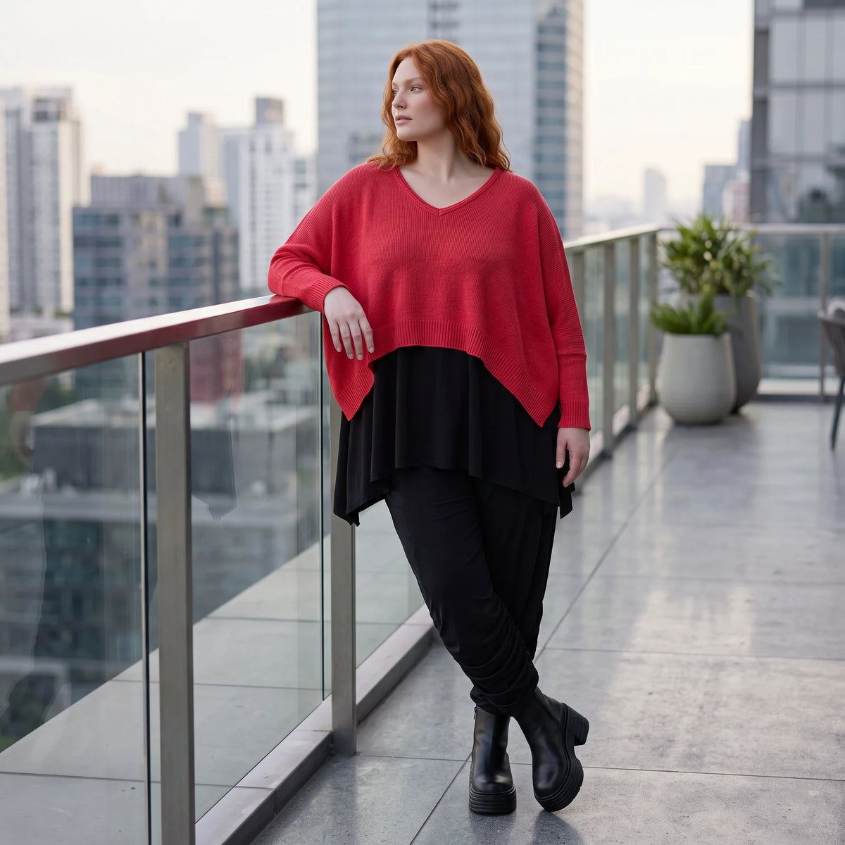 Strickpullover aus Baumwolle mit V-Ausschnitt kastiger Passform und seitlichen Schlitzen
