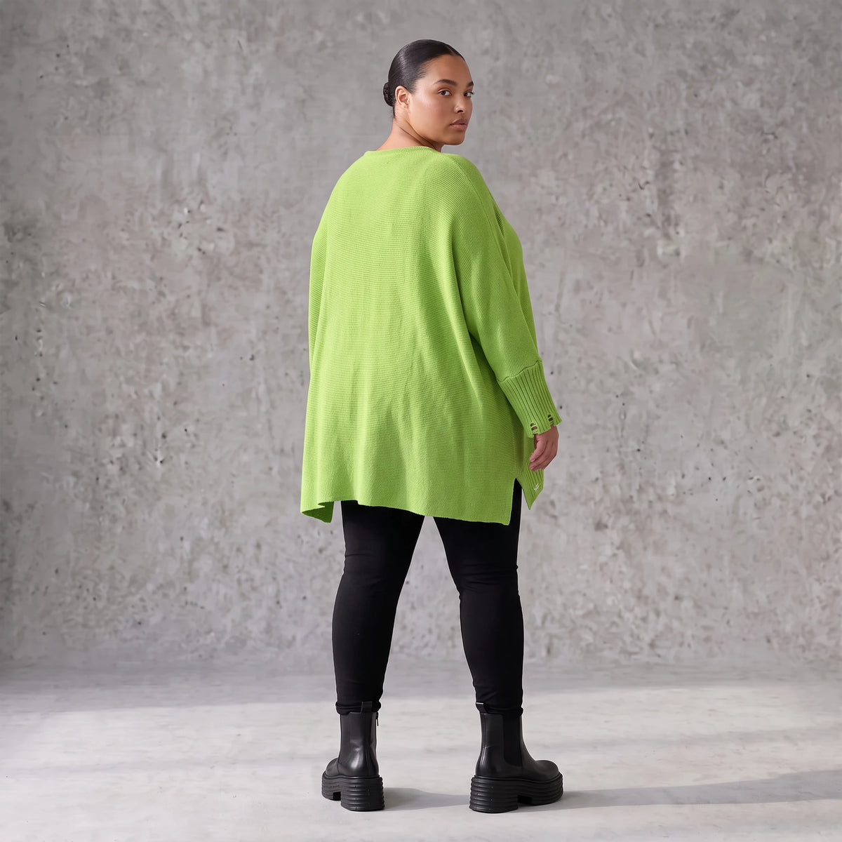 Strickshirt in Matchagrün mit Destroyedlook A-Linie Langarm und aufgesetzten Taschen